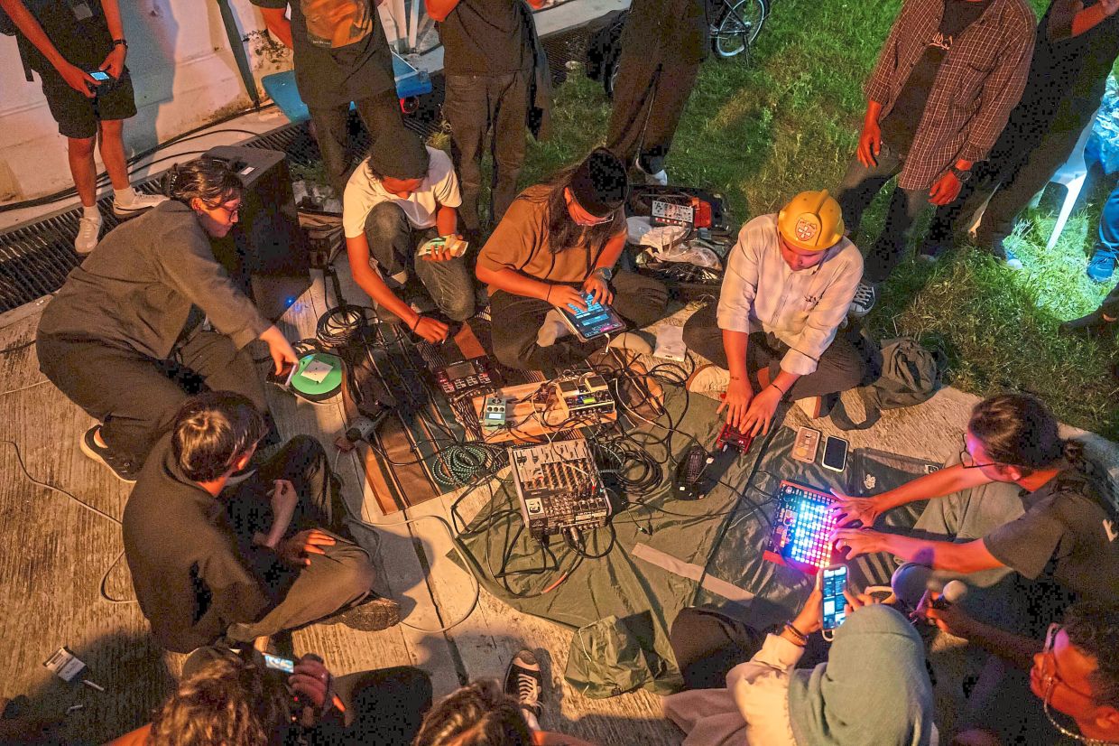 Warung Terang combines daytime workshops with evening street activations, where projection mapping is presented alongside REAVANG, an open platform for artists and creatives to experiment with visuals and sound in a live urban context. Photo: Filamen