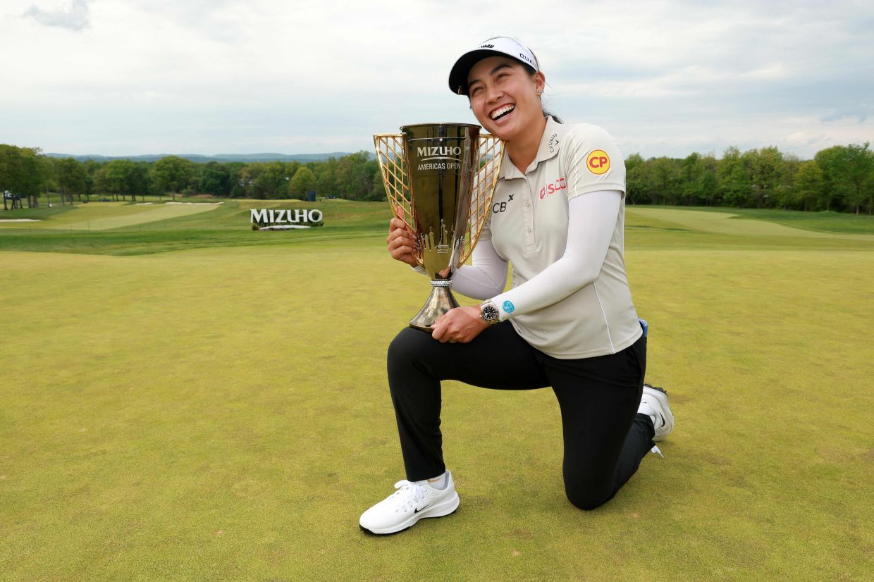 WEST CALDWELL, NEW JERSEY - MAY 10: Jeeno Thitikul of Thailand poses with the trophy after her winning putt on the 18th green during the final round of the Mizuho Americas Open 2026 at Mountain Ridge Country Club on May 10, 2026, in West Caldwell, New Jersey.-- Photo: Sarah Stier/Getty Images/AFP