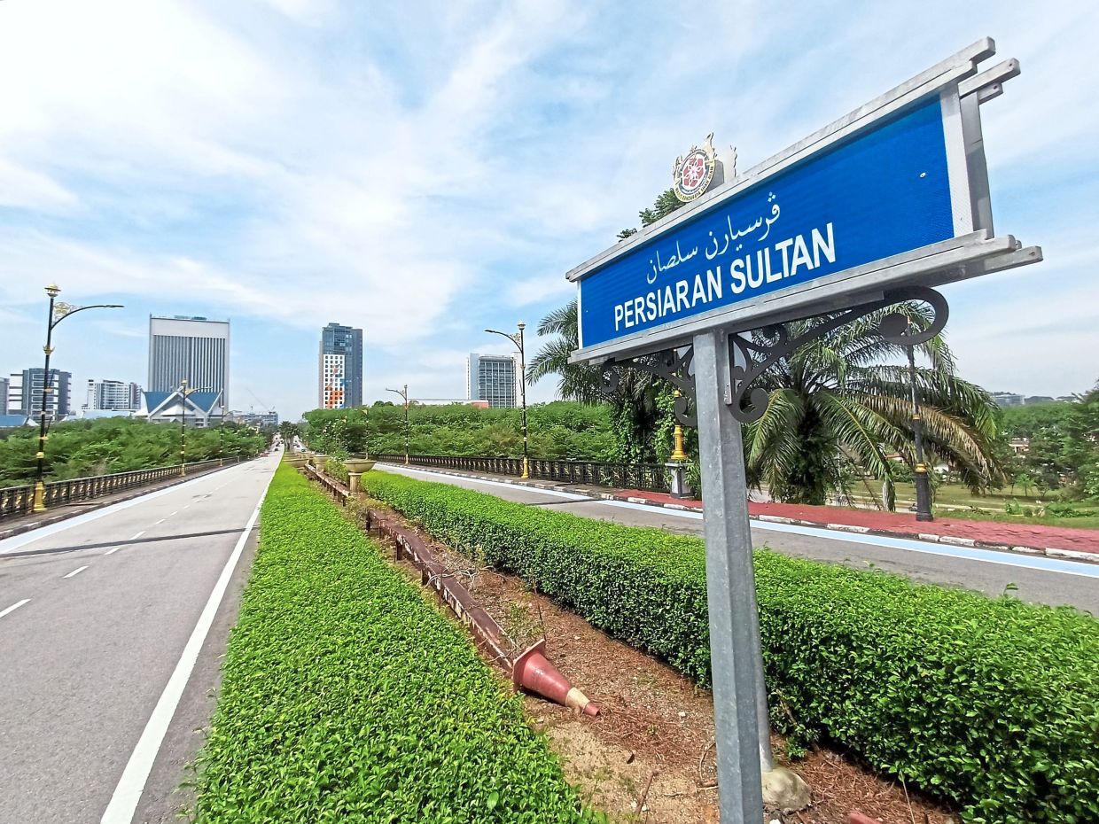 An overview of Persiaran Sultan, Shah Alam, where a new covered micromobility lane will link the state administrative centre to the city. The project will set a state-wide standard for safe, well-connected walkways.