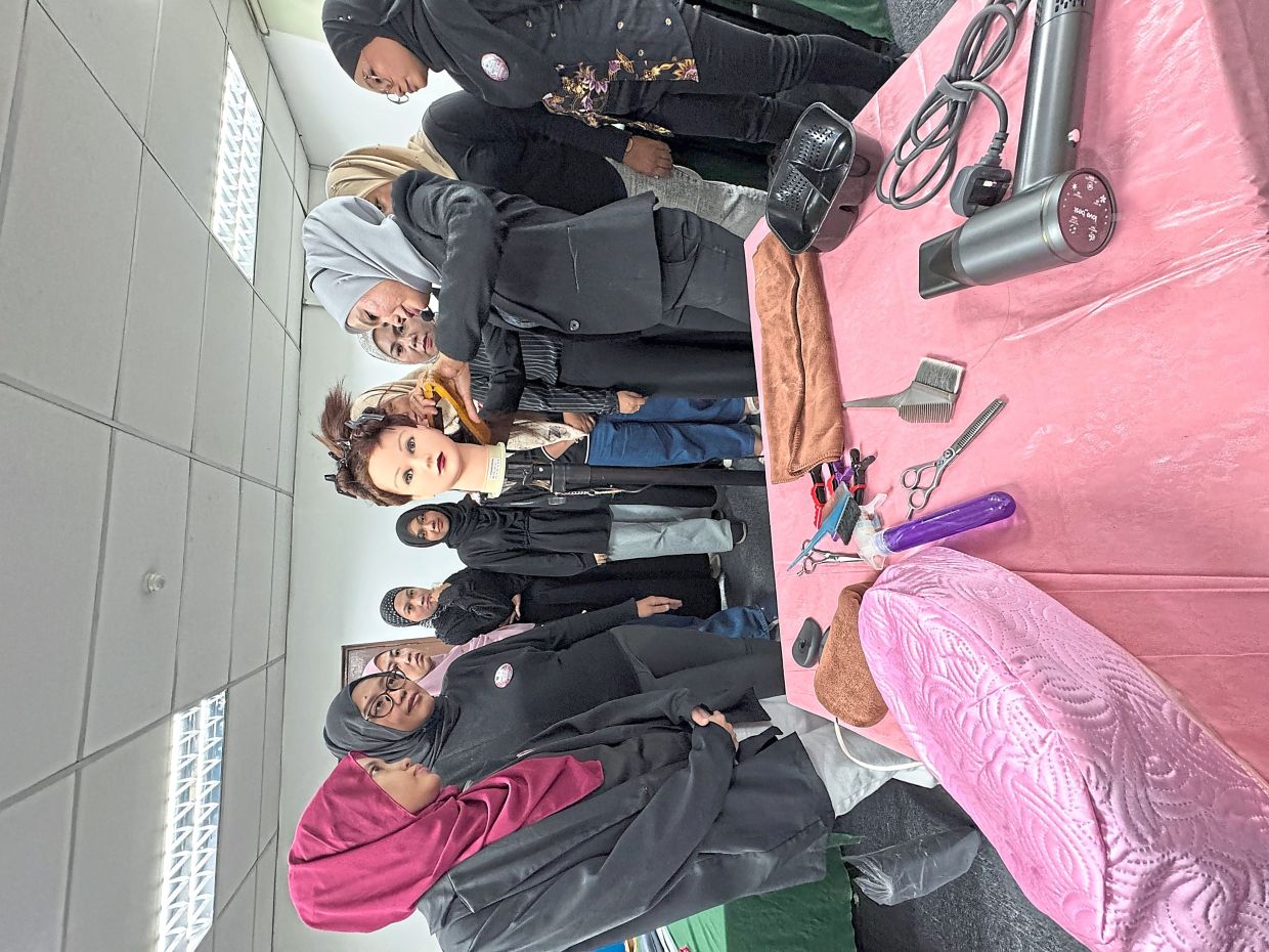 A free basic hairdressing course has been introduced to help women from lower-income backgrounds build mobile salon businesses and improve their livelihoods.