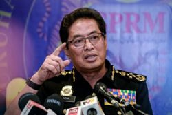Azam Baki clocks out of MACC HQ for last time as tenure ends
