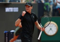 Tennis-Sinner equals Djokovic's 31-match Masters run, marches into Rome quarters