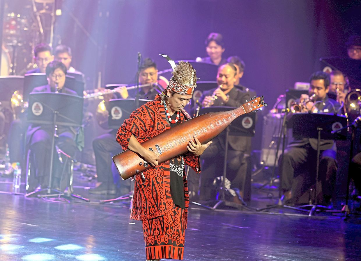Leslie showcasing sape music. 