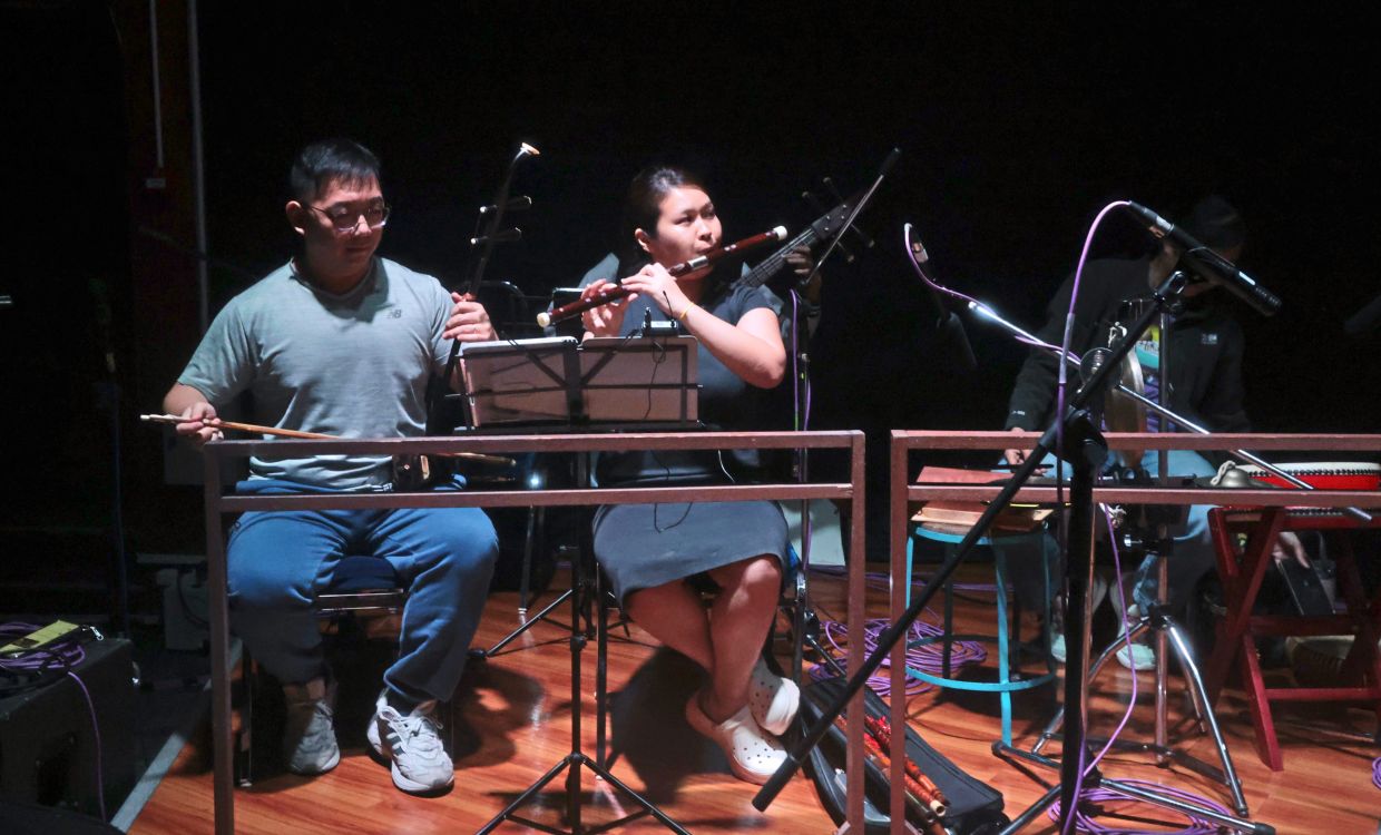 Ombak Potehi musicians rehearsing for ‘A Song of Crossing to the Southern Seas’.