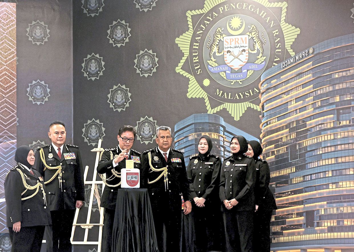 After four decades in public service, outgoing Malaysian Anti-Corruption Commission (MACC) chief Tan Sri Azam Baki turned emotional ­during his farewell speech.