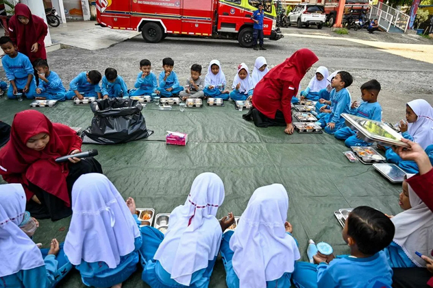 Indonesia’s National Nutrition Agency is looking to involve prison inmates in operating kitchens for its free school meal initiative.