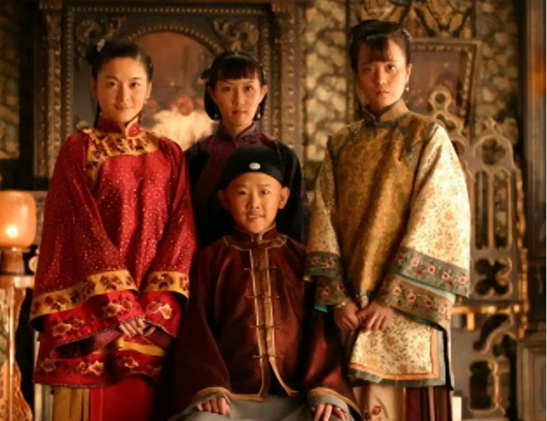 Hou Xiang (front centre), has pictured as a character in a period drama. - Baidu