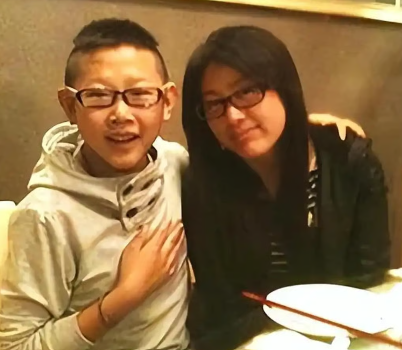 Hou, right, with his wife. The couple have chosen not to have any children. - Baidu