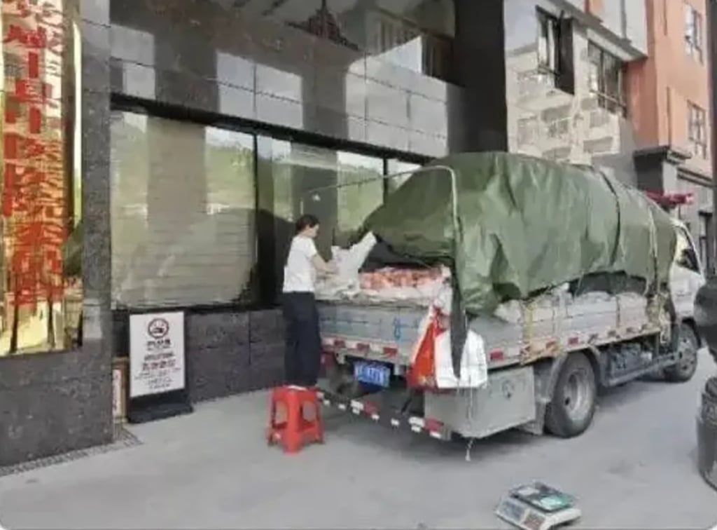 Farmer Ji’s truck, above, was loaded up with 4,000kg of apples. - Photo: ifeng.com