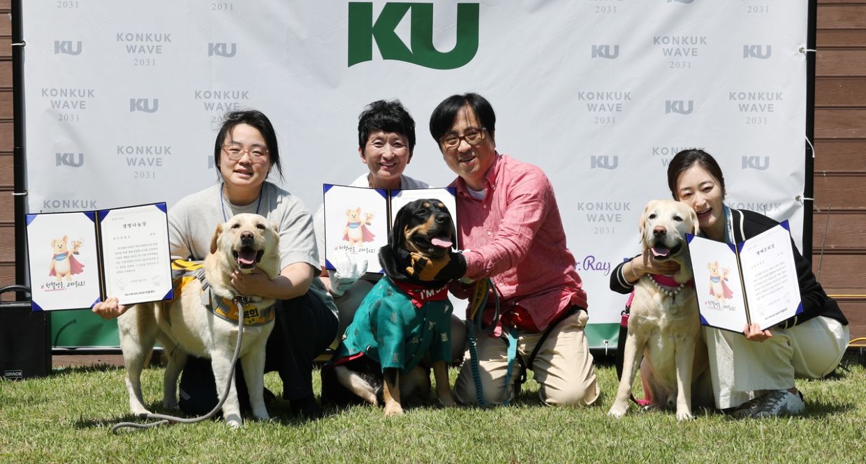 Dogs that received special honors pose with their owners during the “Thank You, Donor Heroes!” event at Konkuk University on May 13. (From left) are Bokhui, recipient of the Life Sharing Award; Sundol, recipient of the Life Guardian Award; and Tree, recipient of the honorary retirement award. - Photo: Yonhap