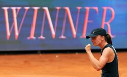 Tennis-Sublime Swiatek sweeps past Pegula into Italian Open semis