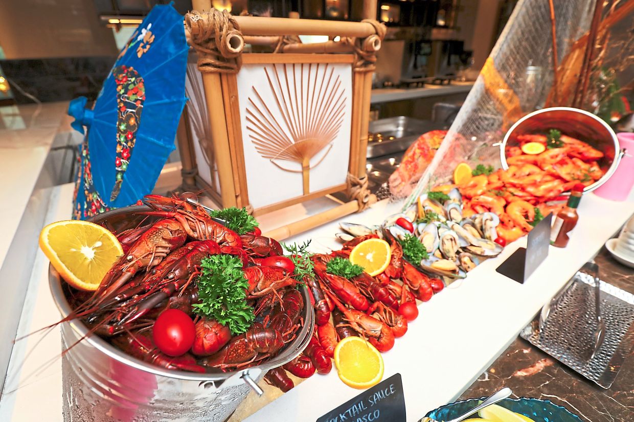 Set within The Atrium, Petaling Jaya Marriott Hotel has stepped up with premium weekend buffet that pays tributes to the Straits of Malacca, the fishing villages of Kuala Selangor and the pristine waters of Sabah.