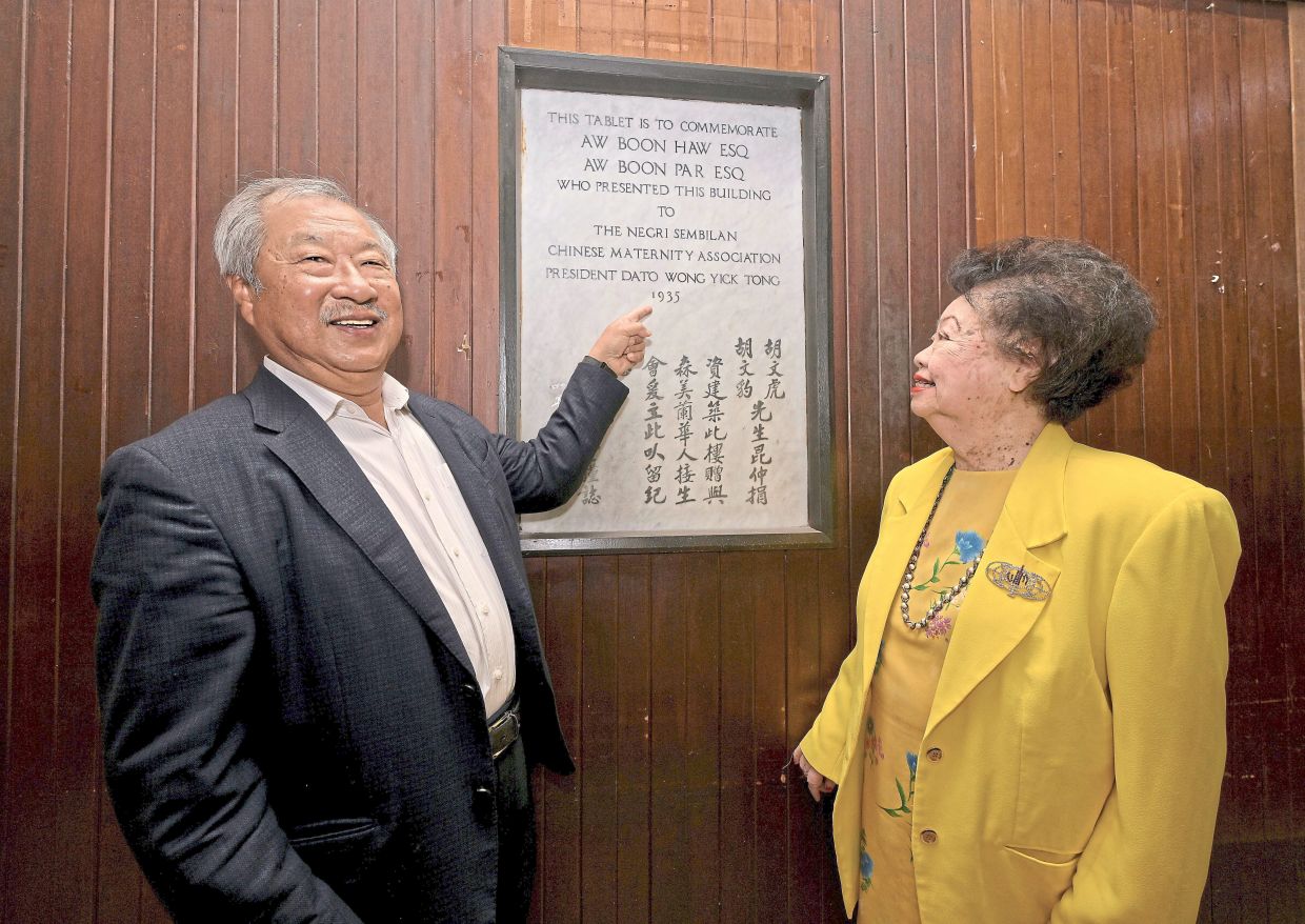Lee with a tablet commemorating the handing over of Aw Boon Haw & Aw Boon Par building to NSCMA in 1935. Looking on is NSCMA honorary advisor Datuk Dr Nellie Tan Swee Lian. 