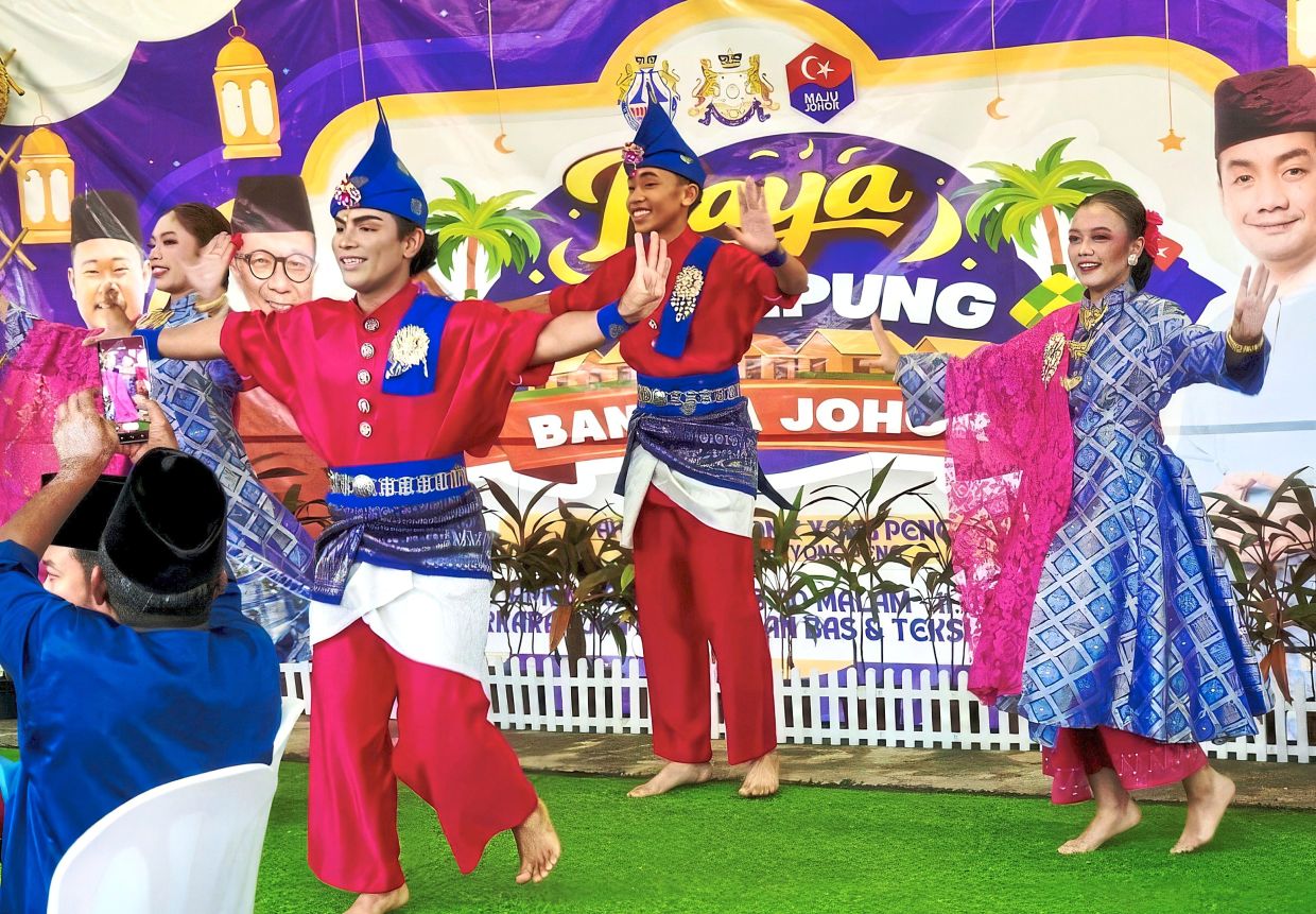 A cultural performance entertaining the crowd at a do in Yong Peng.