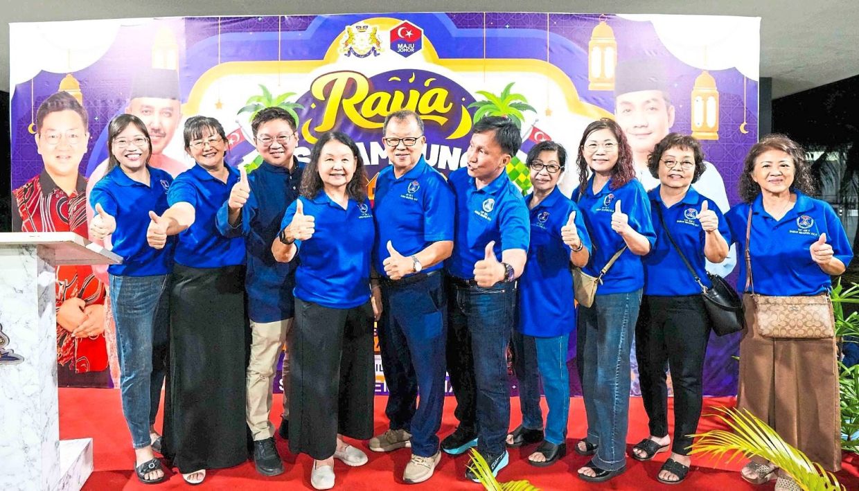 Ong (second from left) and the Bandar Indahpura Zone A RT group posing for a snapshot with MPKu councillor Tan (third from left) at the Raya Sekampung event in Indahpura, Kulai.