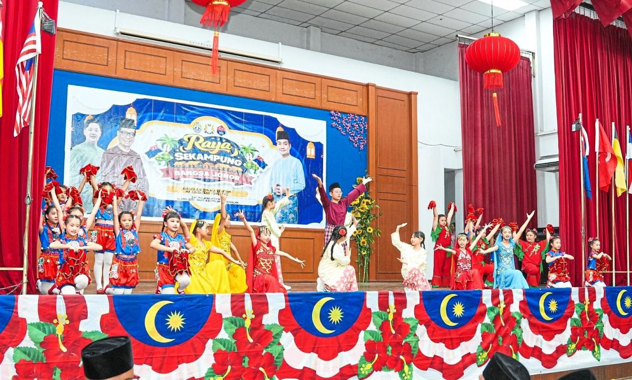 A cultural performance warming hearts at an event in Yong Peng.