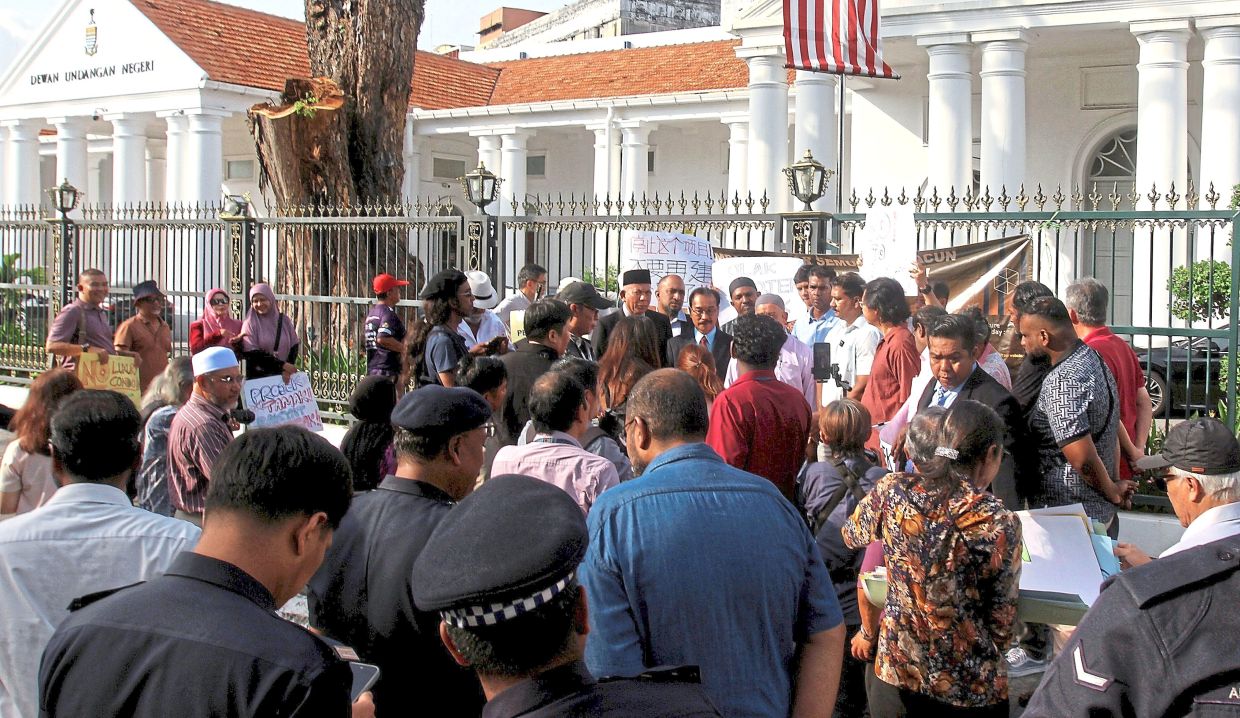 The residents urged authorities to investigate the project, alleging that it had been granted at least seven deadline extensions since 2020.