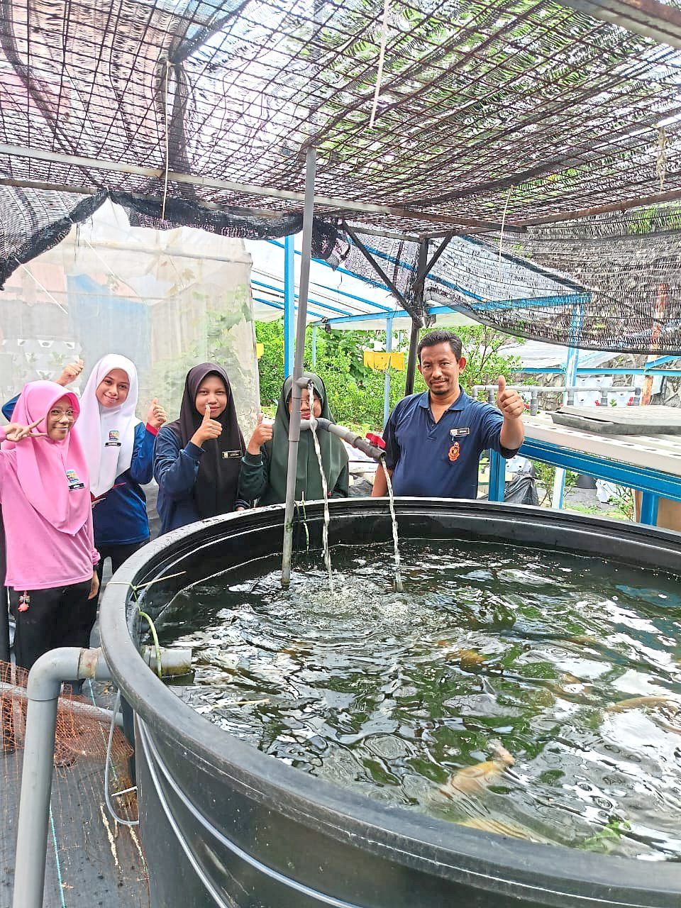 Students of SMK Bandar Damai Perdana share responsibility over caring for the school’s aquaponics garden. Photo: Suhaimi Ramly