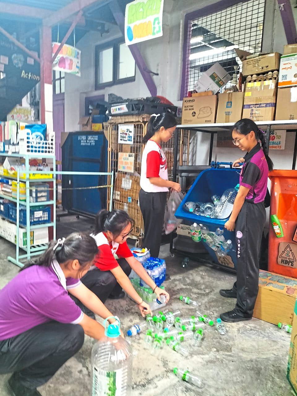 Students of SMK (P) Pudu learn about proper waste recycling management. Photo: Ong Pui Yee