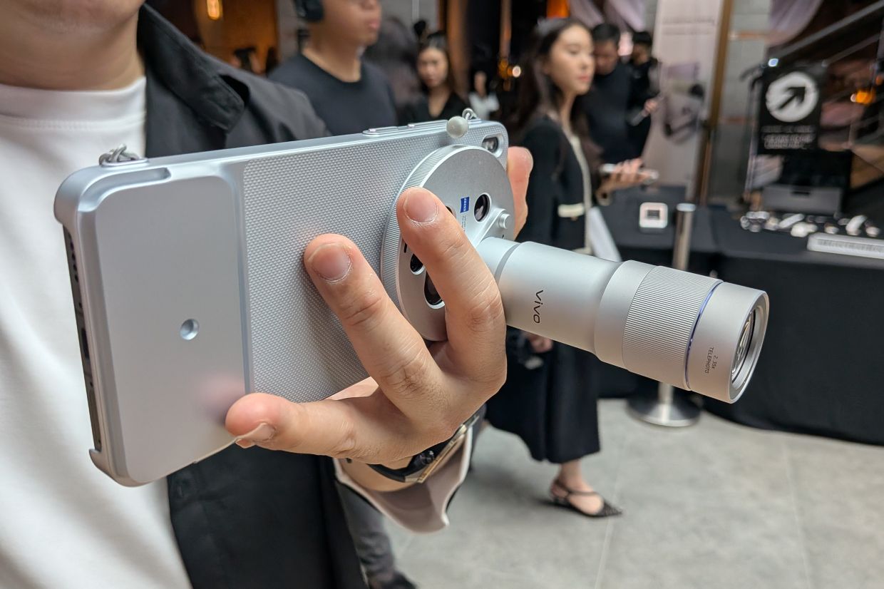 Those interested can also opt to get a bundle with the 1TB storage configuration and the Photographer Kit, priced at RM9,999.