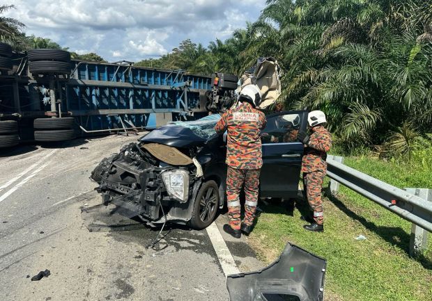 The accident involved a lorry carrying oil palm fresh fruit bunches and the MPV driven by the 56-year-old victim with his wife, aged 55.