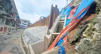 Fresh cracks at Tmn United slope