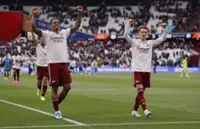 Soccer-Title door wide open for Arsenal, but no time for a stumble
