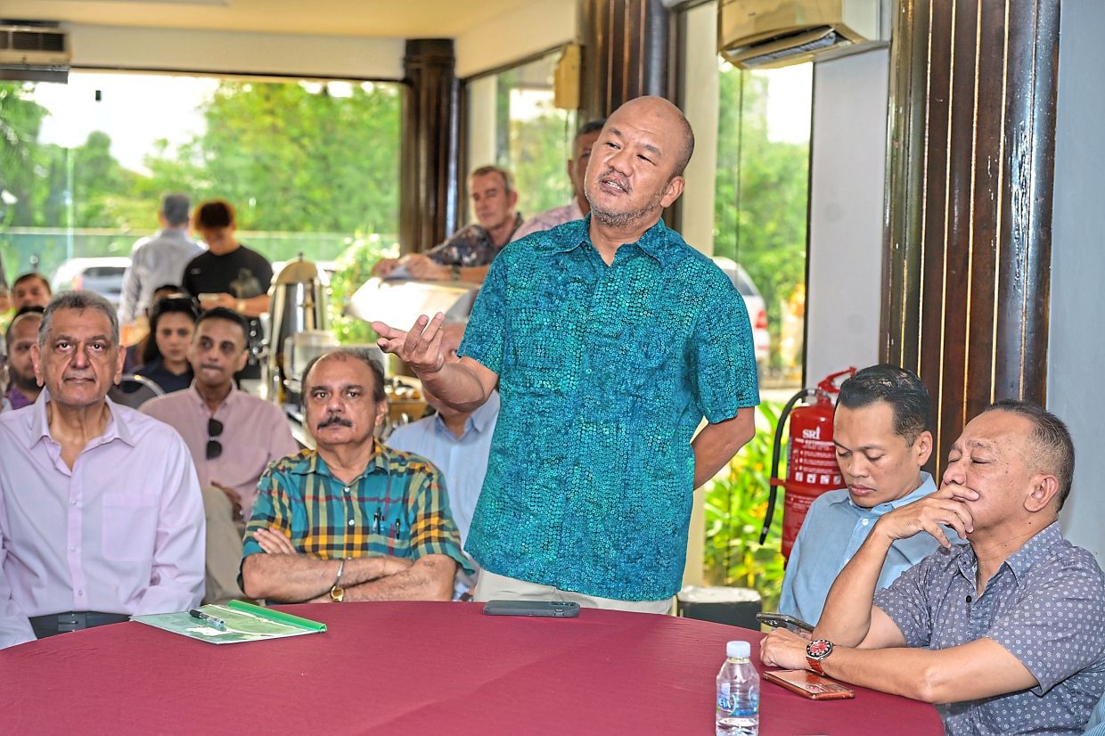 The session was held following objections to the project, which residents said involved conversion of a residential lot for commercial use.
