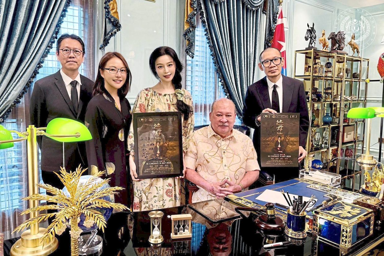 Royal reception: Sultan Ibrahim seen granting an audience to (from left) Wong, Jersey, Fan and Chong. — Picture from Sultan Ibrahim’s Facebook page