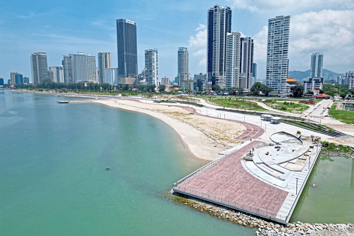 Gurney Drive was known for its hawker stalls lining the promenade before they were relocated to the current open-air food court.