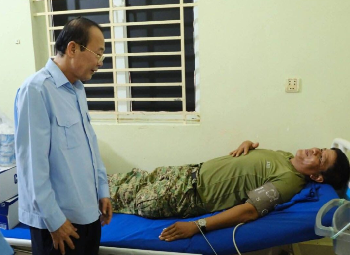 Officials check on the welfare of a forest ranger who is recovering from the bout of poisoning caused by eating wild mushrooms while on patrol. - Environment ministry