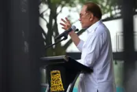 Anwar directs ministries to engage traders, youths at KL markets