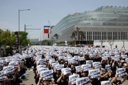 Samsung Elec's union says Samsung proposed unconditional talks; strike plan holds