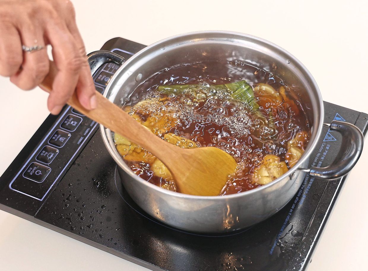 Allow the ginger syrup to thicken.