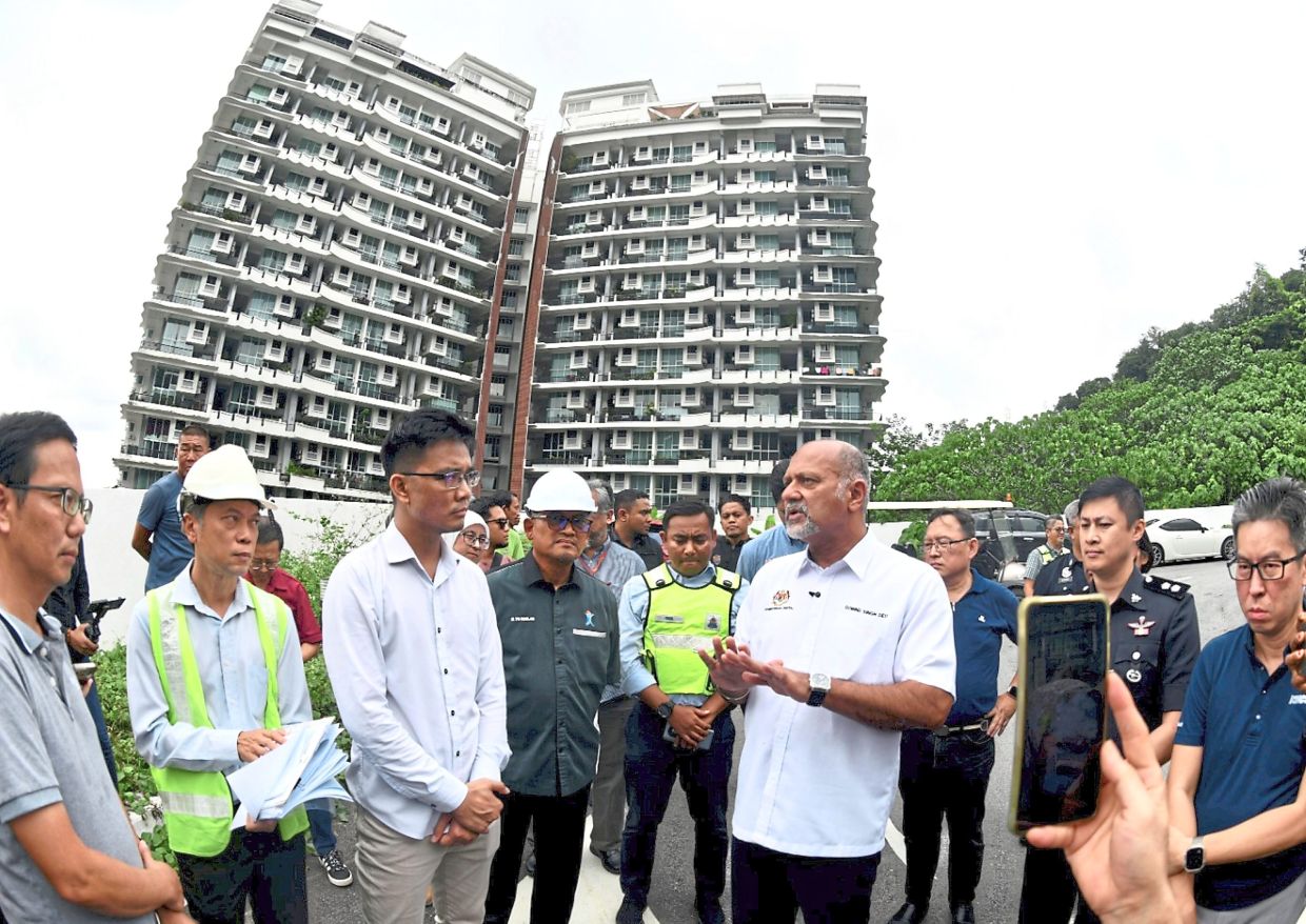 Gobind (third right, in white) speaking to representatives of the developer and contractor of the Damansara Perdana project.