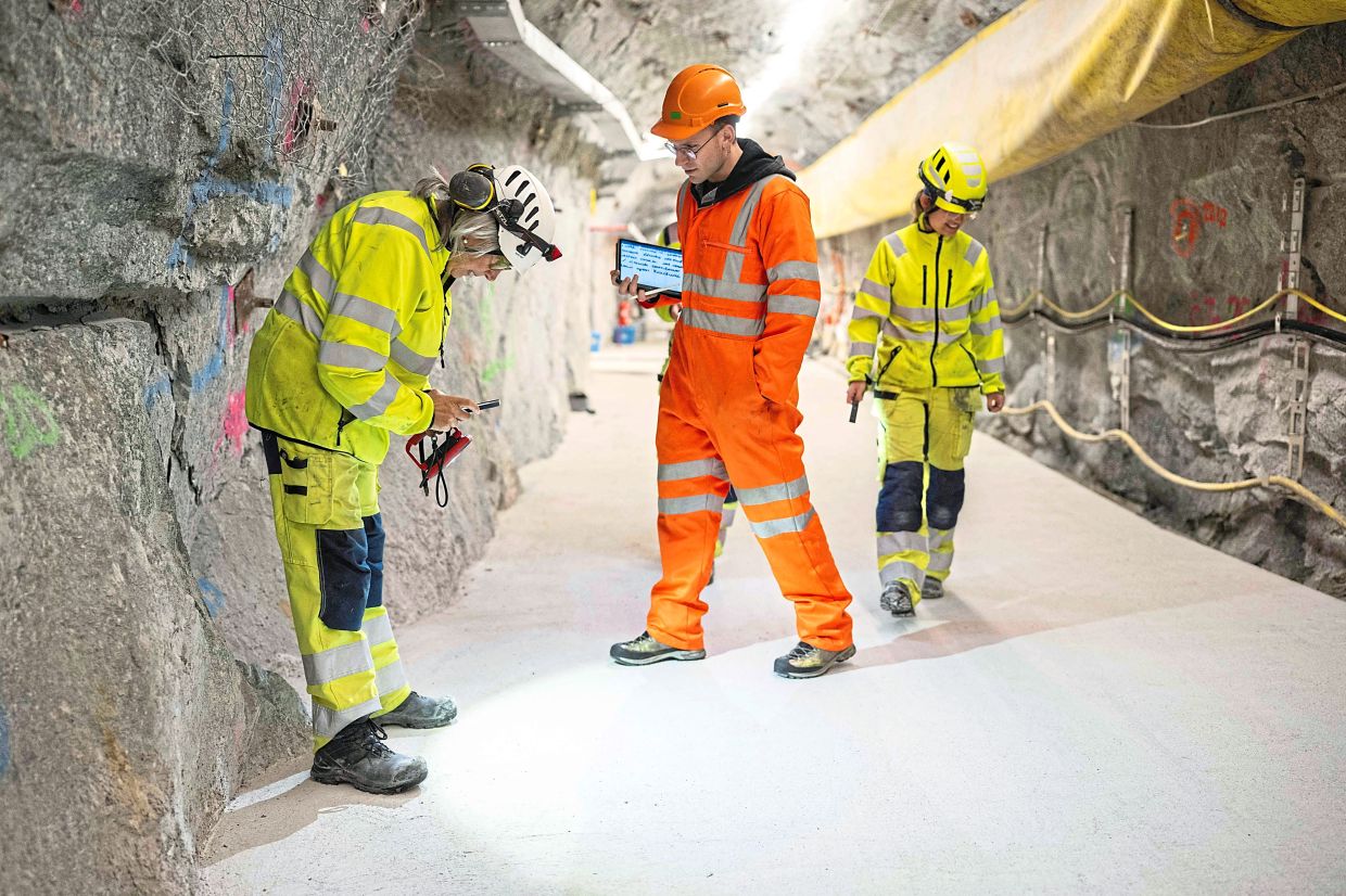 (From left) ETH Zurich students Alba Zappone, Alessandro Profeta and Lu Tian examining the cracks in the BedrettoLab tunnel.