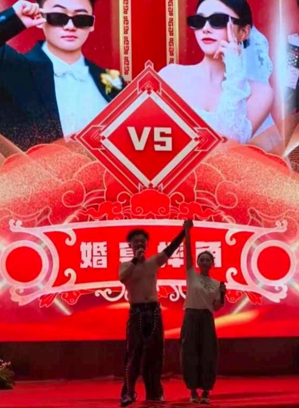 The happy couple take the applause of guests in front of a giant poster promoting the unusual wedding-day challenge. - Photo: ettoday.net
