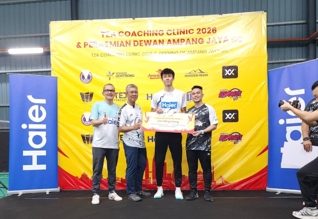 BAM president Tengku Datuk Seri Zafrul Abdul Aziz and with the Ampang Jaya BC team.