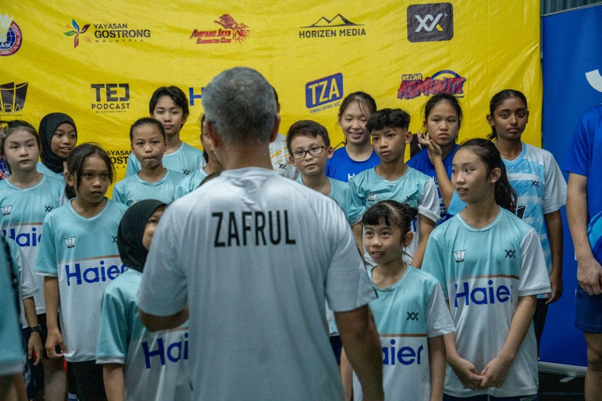 BAM president Tengku Datuk Seri Zafrul Abdul Aziz having a word with the Ampang Jaya BC junior players.