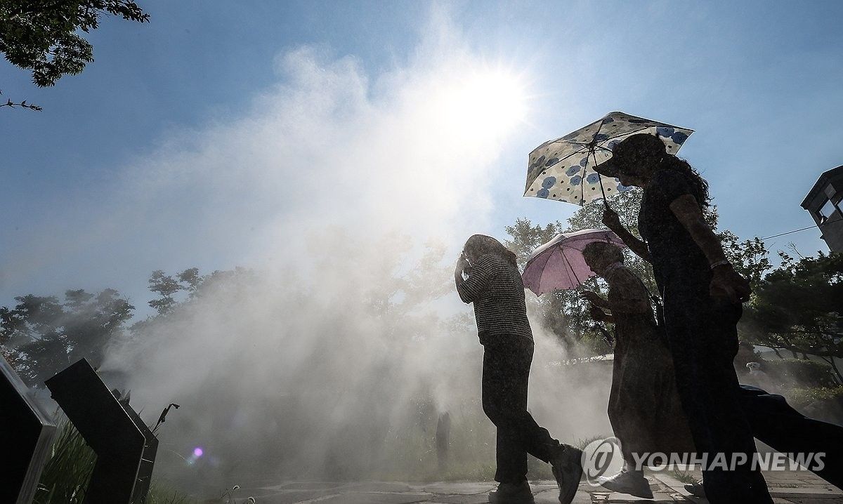 The nation's average high temperature reached 28.2 Celsius on Saturday, and Seoul's daily high hit 31.3 C, hotter than the seasonal average.