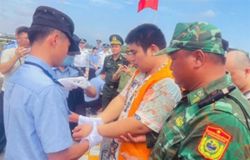 Vietnam hands over 33 law violators to China