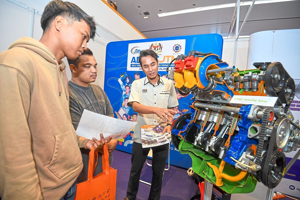 Briefing visitors Muhammad Irwan Dailamy (left), 21, and Aiman Syafiq Azhar Shah, 20. — LOW LAY PHON/IZZRAFIQ ALIAS/The Star