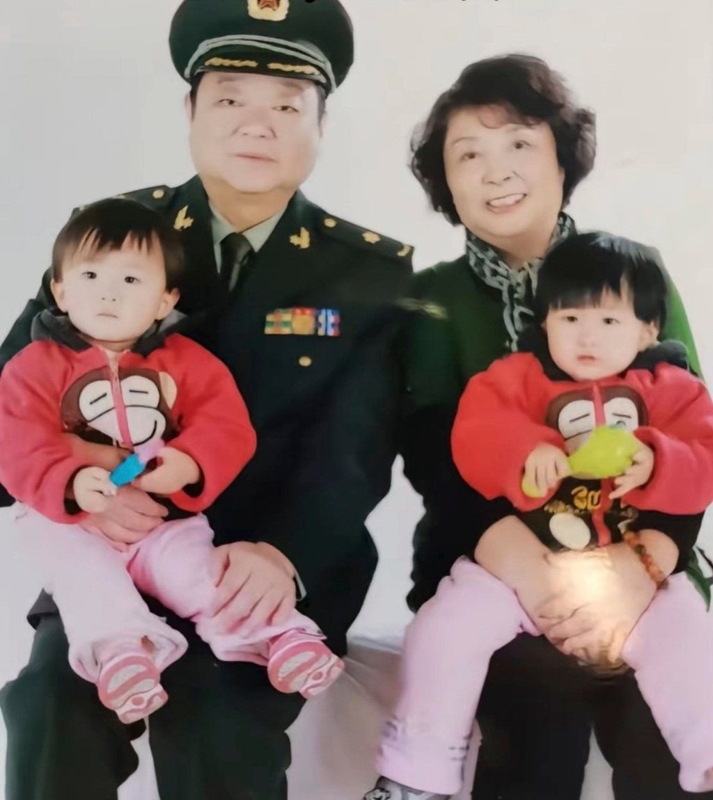 A family photograph of Sheng with the twins and their father. - Photo: Douyin