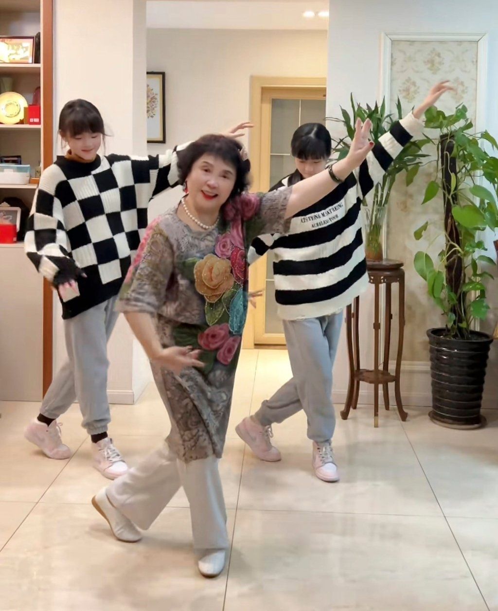 Sprightly Sheng enjoys a dance at home with her twin daughters. - Photo: Douyin
