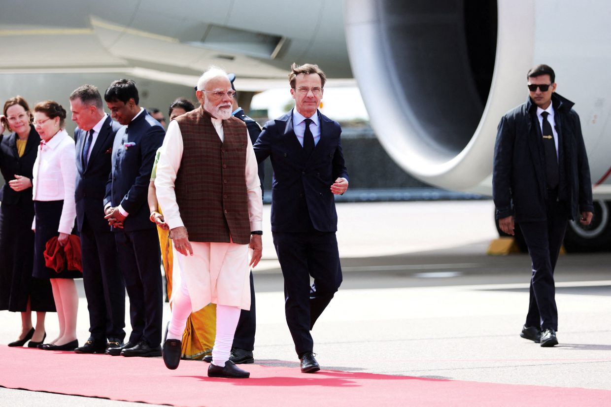Sweden's Prime Minister Ulf Kristersson welcomes Indian Prime Minister Narendra Modi at Goteborg Landvetter Airport, in Landvetter, Sweden, on Sunday, May 17, 2026. -- Photo: TT News Agency/Adam Ihse/via REUTERS