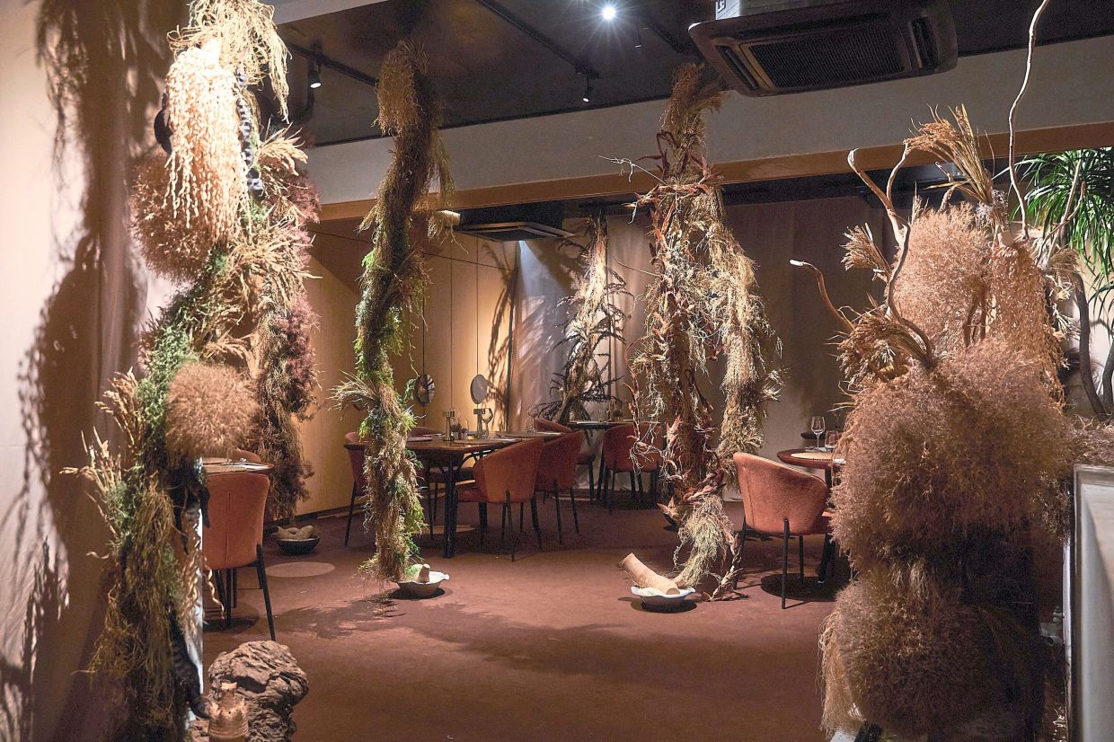 The floral installations by renowned floral artist Tan depict nature’s bounty and the spirit of thanksgiving. — Chipta11a