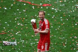 Soccer-Kane grabs hat-trick as champions Bayern crush Cologne 5-1 in season finale