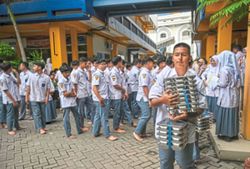 Hundreds of Surabaya students fall ill after consuming free meals