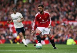 Soccer-Fernandes equals league assist record in United's 3-2 win over Forest