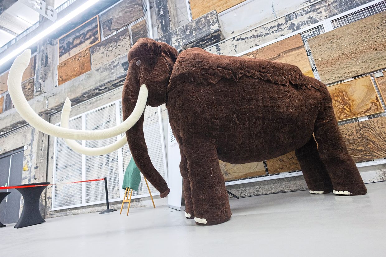 Eine Gemeinde in Deutschland hat gemeinsam ein Wollmammut gehäkelt